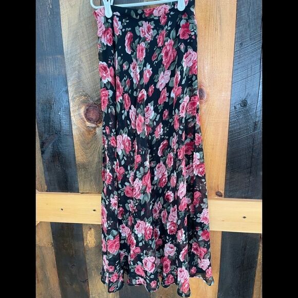 Forever 21 chiffon maxi skirt with high side slits and shorts underneath ,  XS. - Picture 4 of 6